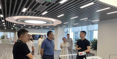 四川省經信廳李強總工程師一行蒞臨華西醫療機器人研究院考察調研